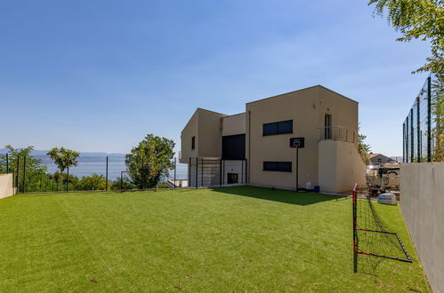 Foto 35 - Casa con 4 camere da letto a Opatija con piscina privata e vista mare