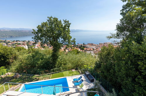 Foto 4 - Casa de 4 habitaciones en Opatija con piscina privada y vistas al mar