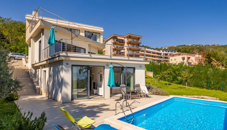 Foto 1 - Casa con 4 camere da letto a Opatija con piscina privata e giardino