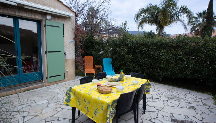 Foto 1 - Casa con 2 camere da letto a Le Lavandou con piscina e vista mare