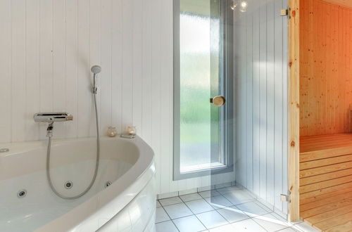 Foto 10 - Casa de 3 quartos em Aakirkeby com terraço e sauna