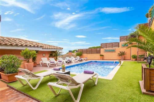 Foto 17 - Casa con 6 camere da letto a Lloret de Mar con piscina privata e vista mare