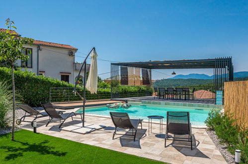 Photo 2 - Maison de 4 chambres à Kastav avec piscine privée et jardin