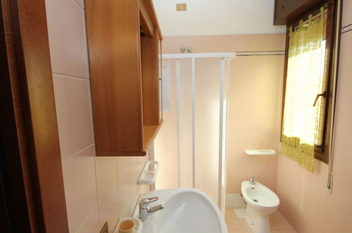 Photo 19 - 2 bedroom Apartment in Rosolina with garden and terrace