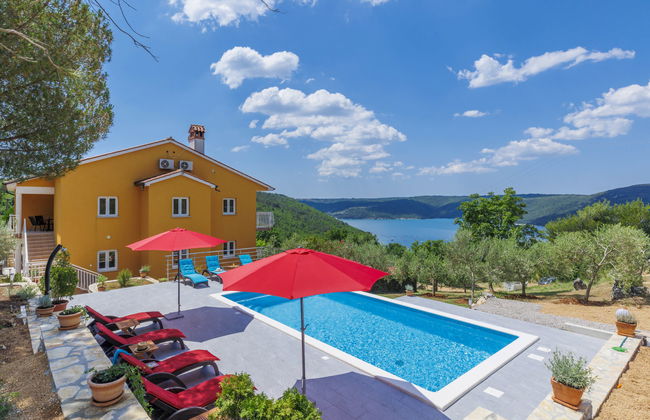 Casa de 7 quartos em Raša com piscina privada e jardim - Foto 1