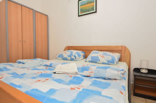 Foto 6 - Apartamento de 2 quartos em Karlobag com piscina e jardim