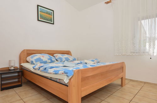 Foto 7 - Appartamento con 2 camere da letto a Karlobag con piscina e vista mare