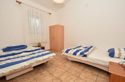 Foto 10 - Appartamento con 2 camere da letto a Karlobag con piscina e vista mare