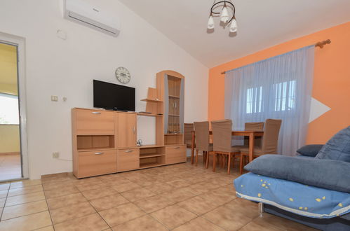 Photo 4 - 2 bedroom Apartment in Karlobag with swimming pool and sea view