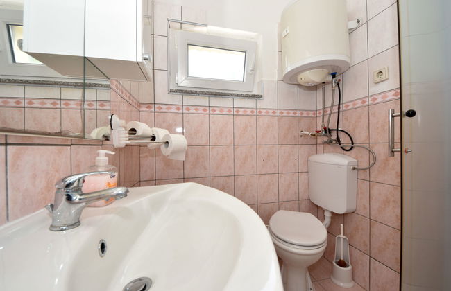 Appartamento con 3 camere da letto a Karlobag con piscina e giardino - Foto 8