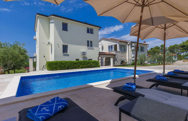 Casa de 4 quartos em Raša com piscina privada e jardim - Foto 1