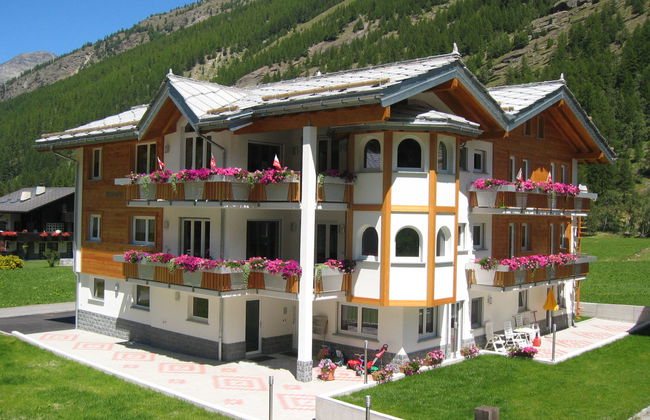 Apartamento de 3 quartos em Saas-Grund com jardim e terraço - Foto 1