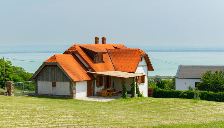 Photo 1 - Maison de 2 chambres à Badacsonytomaj avec vues à la mer