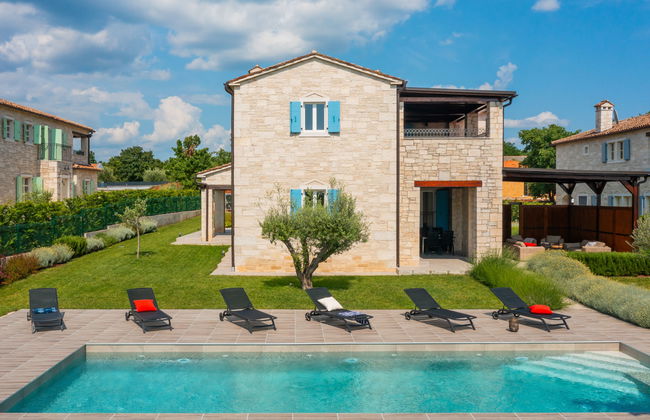 Casa de 4 quartos em Tinjan com piscina privada e jardim - Foto 1