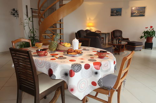 Photo 2 - 2 bedroom House in Trégastel with garden and sea view