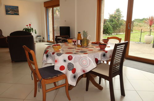 Photo 5 - 2 bedroom House in Trégastel with garden and sea view