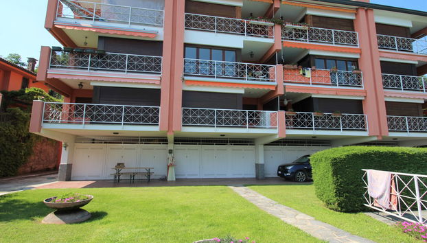 3 bedroom Apartment in Leggiuno with swimming pool and garden - Photo 2