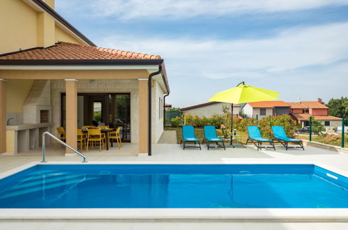 Photo 2 - Maison de 3 chambres à Buje avec piscine privée et terrasse