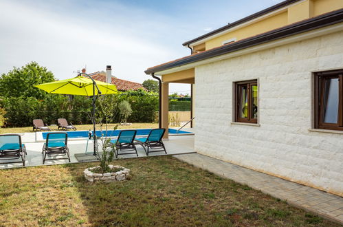 Foto 34 - Casa con 3 camere da letto a Buje con piscina privata e terrazza