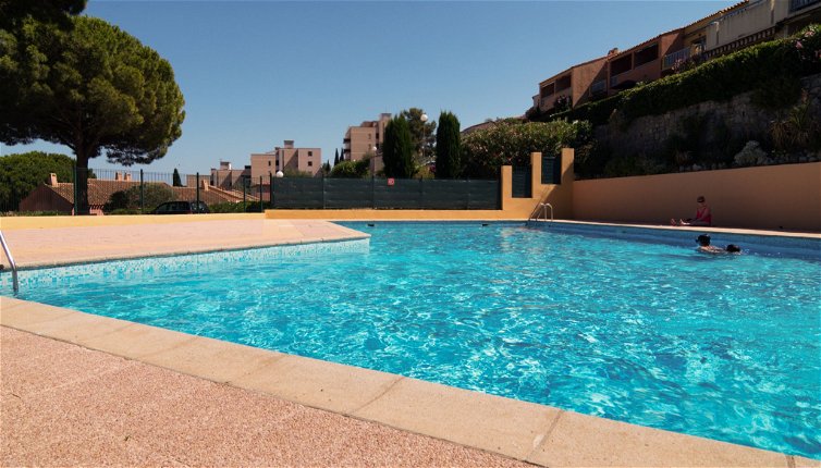 Foto 1 - Appartamento con 1 camera da letto a Cavalaire-sur-Mer con piscina e vista mare