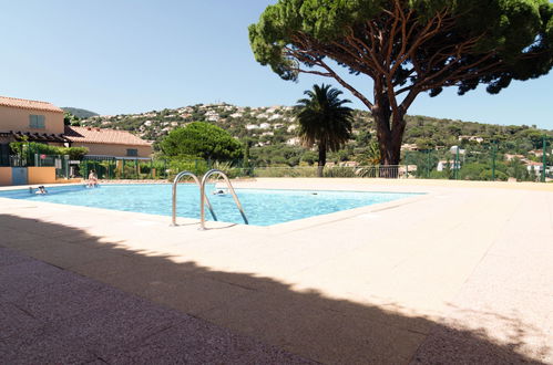 Foto 3 - Apartamento de 1 habitación en Cavalaire-sur-Mer con piscina y vistas al mar