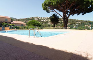 Foto 3 - Appartamento con 1 camera da letto a Cavalaire-sur-Mer con piscina e vista mare