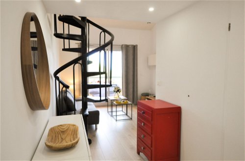 Foto 15 - Appartamento con 1 camera da letto a Cavalaire-sur-Mer con piscina e vista mare