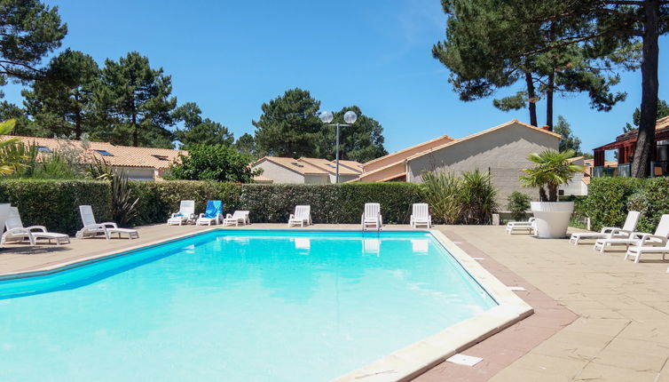 Photo 1 - Maison de 2 chambres à Les Mathes avec piscine et terrasse