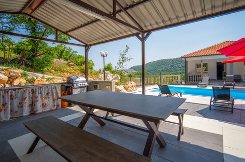 Photo 15 - Maison de 2 chambres à Vinodolska Općina avec piscine privée et terrasse