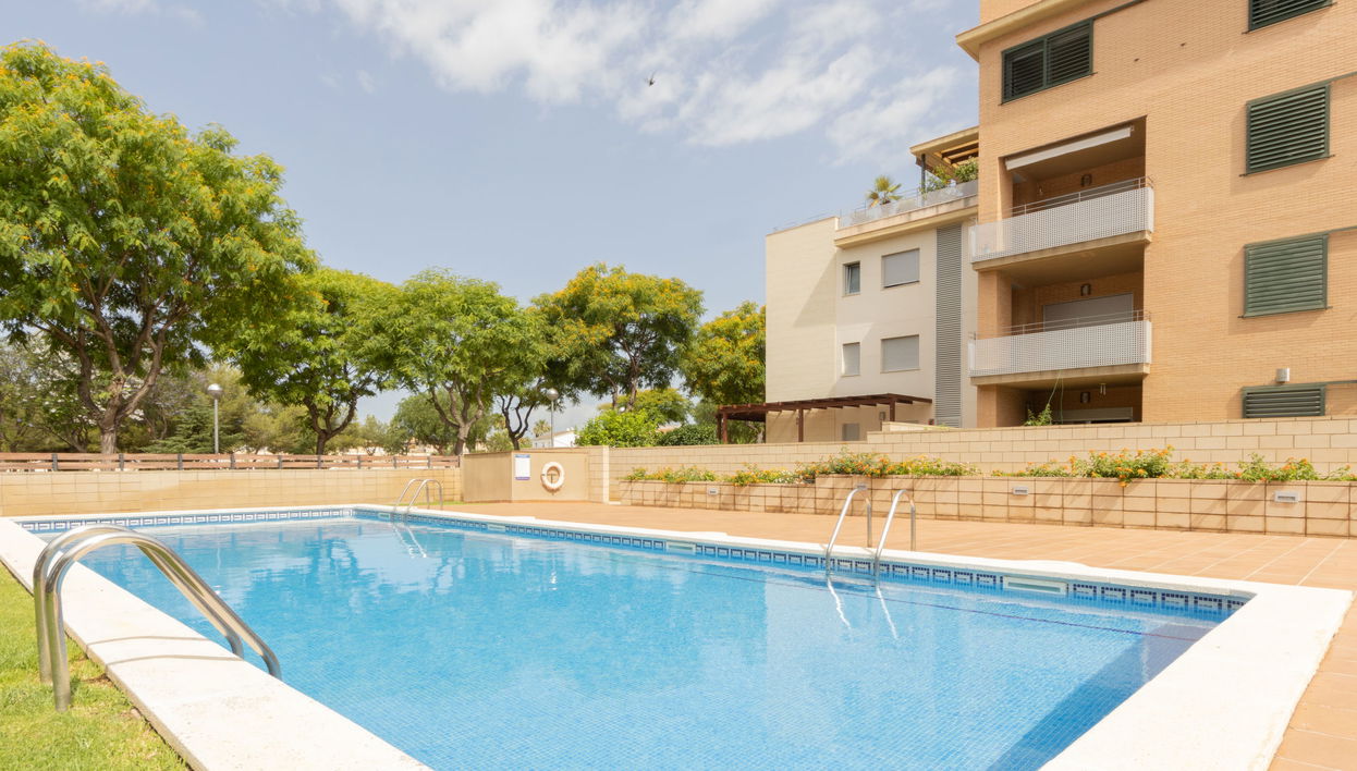 Apartamento de 4 quartos em Torredembarra com piscina e jardim - Foto 1