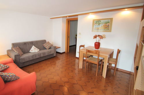 Foto 6 - Appartamento con 2 camere da letto a Maccagno con Pino e Veddasca con giardino e vista sulle montagne