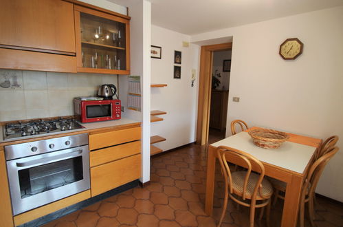 Photo 12 - 2 bedroom Apartment in Maccagno con Pino e Veddasca with garden and mountain view