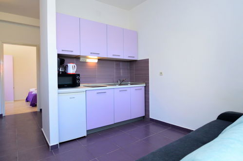 Foto 5 - Apartamento de 1 quarto em Sibenik com piscina e jardim