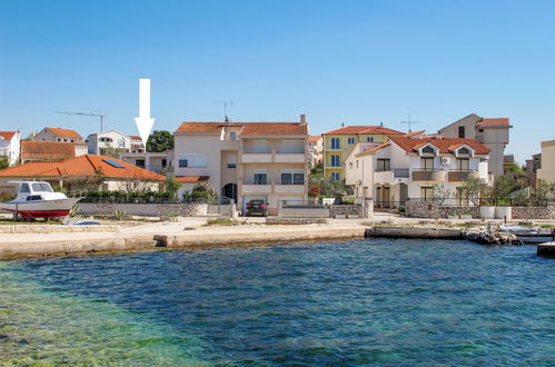 Foto 6 - Apartamento de 1 quarto em Sibenik com piscina e vistas do mar