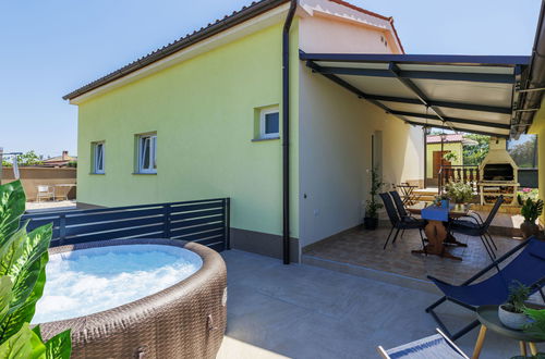 Photo 1 - Maison de 1 chambre à Fažana avec jardin et terrasse