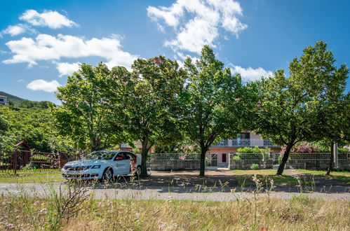 Foto 18 - Apartamento de 2 quartos em Novi Vinodolski com jardim e terraço