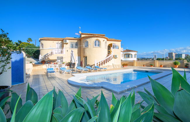 Casa de 6 quartos em Calp com piscina privada e jardim - Foto 1