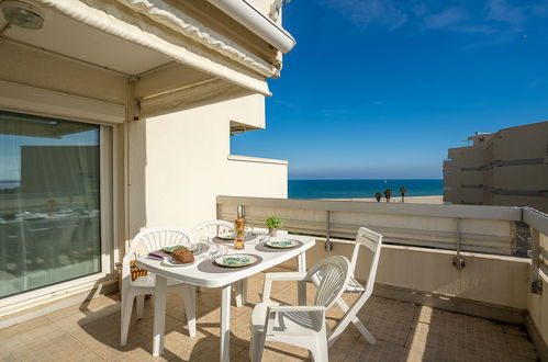 Photo 16 - 2 bedroom Apartment in Canet-en-Roussillon with garden and sea view