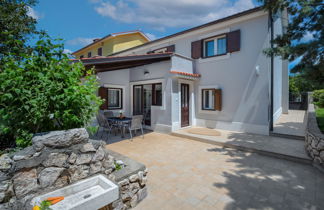 Foto 1 - Casa con 2 camere da letto a Dobrinj con terrazza e vista mare