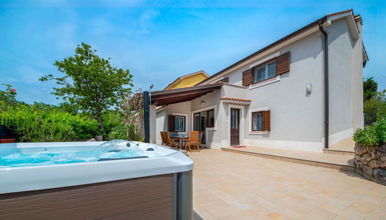 Photo 1 - Maison de 2 chambres à Dobrinj avec terrasse et bain à remous