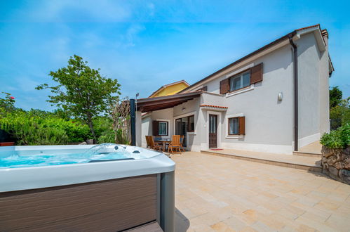 Photo 1 - Maison de 2 chambres à Dobrinj avec terrasse et bain à remous