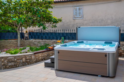 Photo 14 - Maison de 2 chambres à Dobrinj avec terrasse et bain à remous