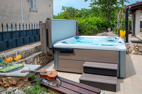 Photo 28 - Maison de 2 chambres à Dobrinj avec terrasse et bain à remous