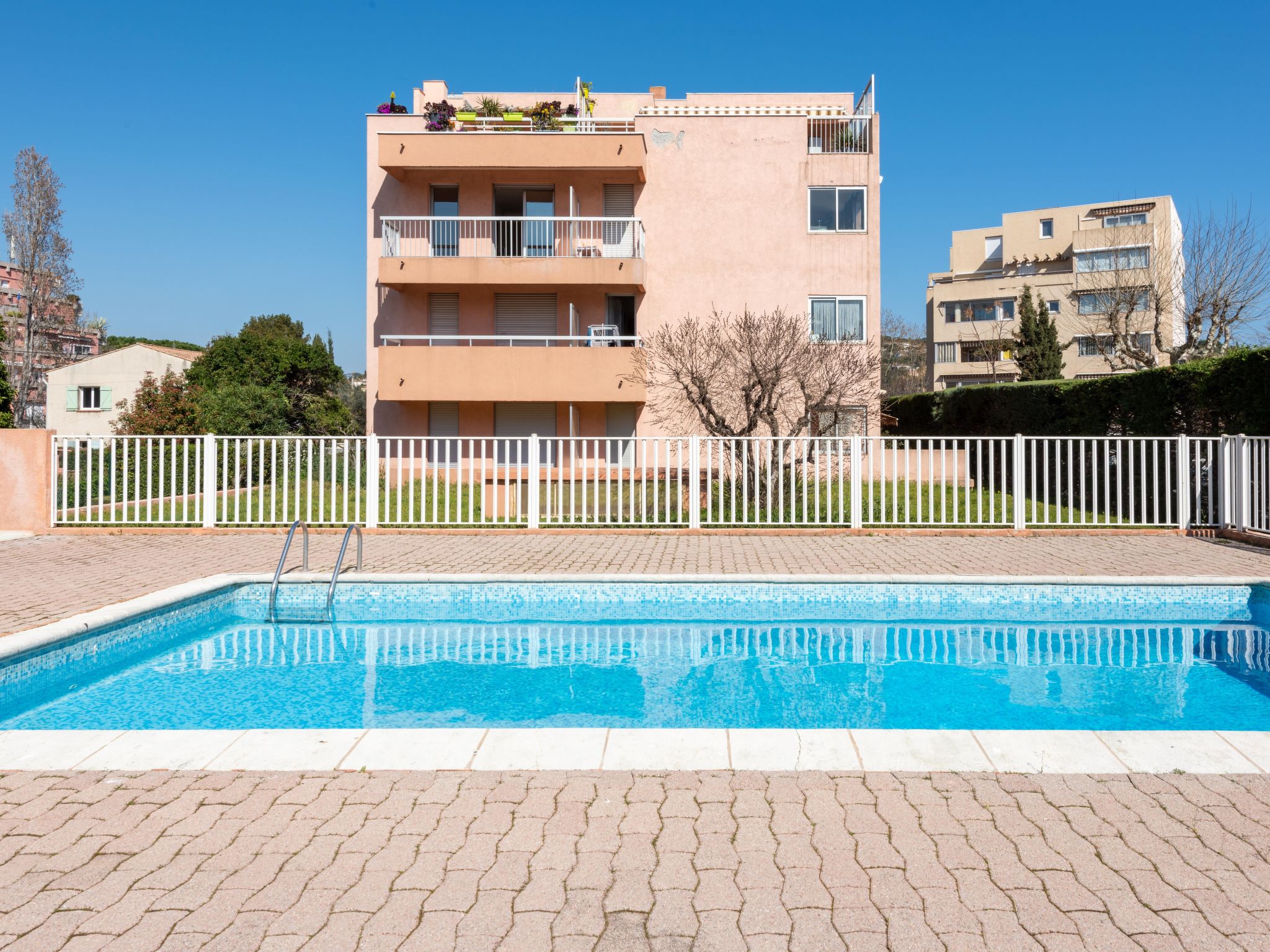 Foto 1 - Apartamento de 1 quarto em Sainte-Maxime com piscina e vistas do mar