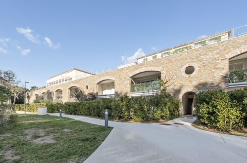 Foto 18 - Appartamento con 1 camera da letto a Cavalaire-sur-Mer con piscina e giardino