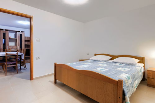 Foto 13 - Apartment mit 2 Schlafzimmern in Umag mit garten