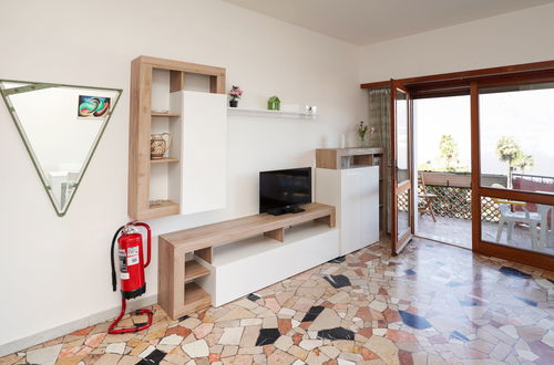 Foto 6 - Appartamento a Brezzo di Bedero con piscina e giardino