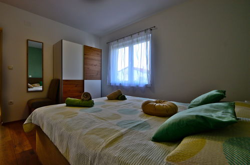 Foto 15 - Appartamento con 2 camere da letto a Rab con giardino e terrazza