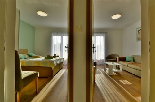 Foto 11 - Appartamento con 2 camere da letto a Rab con terrazza e vista mare