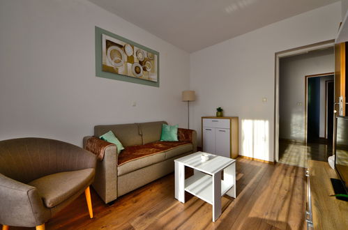 Foto 6 - Apartamento de 2 quartos em Rab com jardim e terraço